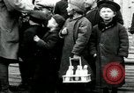 Standbild russische Kinder erhalten Münzen Erzengel Russland, 1918, aus Sekunde 16 historischem Filmmaterial Videoclip 65675029276