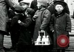 Standbild russische Kinder erhalten Münzen Erzengel Russland, 1918, aus Sekunde 17 historischem Filmmaterial Videoclip 65675029276