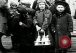 Standbild russische Kinder erhalten Münzen Erzengel Russland, 1918, aus Sekunde 18 historischem Filmmaterial Videoclip 65675029276