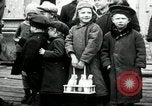 Standbild russische Kinder erhalten Münzen Erzengel Russland, 1918, aus Sekunde 19 historischem Filmmaterial Videoclip 65675029276