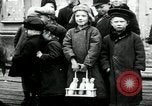 Standbild russische Kinder erhalten Münzen Erzengel Russland, 1918, aus Sekunde 20 historischem Filmmaterial Videoclip 65675029276