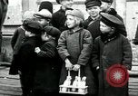 Standbild russische Kinder erhalten Münzen Erzengel Russland, 1918, aus Sekunde 21 historischem Filmmaterial Videoclip 65675029276