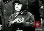 Standbild russische Kinder erhalten Münzen Erzengel Russland, 1918, aus Sekunde 22 historischem Filmmaterial Videoclip 65675029276