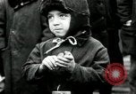 Standbild russische Kinder erhalten Münzen Erzengel Russland, 1918, aus Sekunde 23 historischem Filmmaterial Videoclip 65675029276