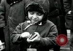 Standbild russische Kinder erhalten Münzen Erzengel Russland, 1918, aus Sekunde 24 historischem Filmmaterial Videoclip 65675029276