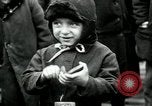 Standbild russische Kinder erhalten Münzen Erzengel Russland, 1918, aus Sekunde 25 historischem Filmmaterial Videoclip 65675029276