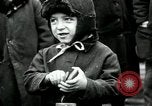 Standbild russische Kinder erhalten Münzen Erzengel Russland, 1918, aus Sekunde 26 historischem Filmmaterial Videoclip 65675029276