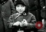 Standbild russische Kinder erhalten Münzen Erzengel Russland, 1918, aus Sekunde 27 historischem Filmmaterial Videoclip 65675029276