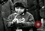 Standbild russische Kinder erhalten Münzen Erzengel Russland, 1918, aus Sekunde 28 historischem Filmmaterial Videoclip 65675029276