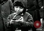 Standbild russische Kinder erhalten Münzen Erzengel Russland, 1918, aus Sekunde 29 historischem Filmmaterial Videoclip 65675029276