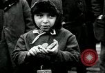 Standbild russische Kinder erhalten Münzen Erzengel Russland, 1918, aus Sekunde 30 historischem Filmmaterial Videoclip 65675029276