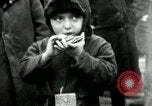 Standbild russische Kinder erhalten Münzen Erzengel Russland, 1918, aus Sekunde 31 historischem Filmmaterial Videoclip 65675029276