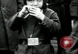 Standbild russische Kinder erhalten Münzen Erzengel Russland, 1918, aus Sekunde 32 historischem Filmmaterial Videoclip 65675029276