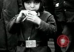 Standbild russische Kinder erhalten Münzen Erzengel Russland, 1918, aus Sekunde 33 historischem Filmmaterial Videoclip 65675029276
