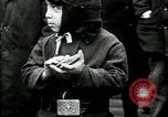 Standbild russische Kinder erhalten Münzen Erzengel Russland, 1918, aus Sekunde 34 historischem Filmmaterial Videoclip 65675029276