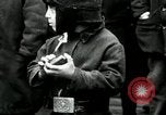 Standbild russische Kinder erhalten Münzen Erzengel Russland, 1918, aus Sekunde 35 historischem Filmmaterial Videoclip 65675029276