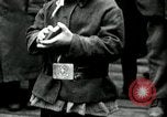 Standbild russische Kinder erhalten Münzen Erzengel Russland, 1918, aus Sekunde 36 historischem Filmmaterial Videoclip 65675029276