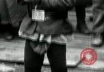 Standbild russische Kinder erhalten Münzen Erzengel Russland, 1918, aus Sekunde 37 historischem Filmmaterial Videoclip 65675029276