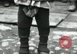 Standbild russische Kinder erhalten Münzen Erzengel Russland, 1918, aus Sekunde 38 historischem Filmmaterial Videoclip 65675029276