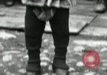 Standbild russische Kinder erhalten Münzen Erzengel Russland, 1918, aus Sekunde 39 historischem Filmmaterial Videoclip 65675029276