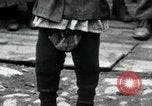 Standbild russische Kinder erhalten Münzen Erzengel Russland, 1918, aus Sekunde 40 historischem Filmmaterial Videoclip 65675029276