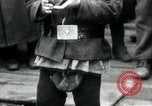 Standbild russische Kinder erhalten Münzen Erzengel Russland, 1918, aus Sekunde 41 historischem Filmmaterial Videoclip 65675029276