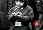 Standbild russische Kinder erhalten Münzen Erzengel Russland, 1918, aus Sekunde 42 historischem Filmmaterial Videoclip 65675029276