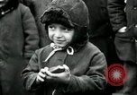Standbild russische Kinder erhalten Münzen Erzengel Russland, 1918, aus Sekunde 43 historischem Filmmaterial Videoclip 65675029276