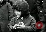Standbild russische Kinder erhalten Münzen Erzengel Russland, 1918, aus Sekunde 44 historischem Filmmaterial Videoclip 65675029276