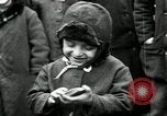 Standbild russische Kinder erhalten Münzen Erzengel Russland, 1918, aus Sekunde 45 historischem Filmmaterial Videoclip 65675029276