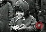 Standbild russische Kinder erhalten Münzen Erzengel Russland, 1918, aus Sekunde 46 historischem Filmmaterial Videoclip 65675029276