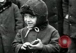Standbild russische Kinder erhalten Münzen Erzengel Russland, 1918, aus Sekunde 47 historischem Filmmaterial Videoclip 65675029276