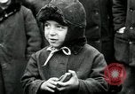 Standbild russische Kinder erhalten Münzen Erzengel Russland, 1918, aus Sekunde 48 historischem Filmmaterial Videoclip 65675029276