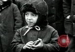 Standbild russische Kinder erhalten Münzen Erzengel Russland, 1918, aus Sekunde 49 historischem Filmmaterial Videoclip 65675029276