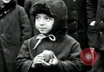 Standbild russische Kinder erhalten Münzen Erzengel Russland, 1918, aus Sekunde 50 historischem Filmmaterial Videoclip 65675029276