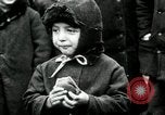 Standbild russische Kinder erhalten Münzen Erzengel Russland, 1918, aus Sekunde 51 historischem Filmmaterial Videoclip 65675029276
