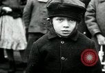 Standbild russische Kinder erhalten Münzen Erzengel Russland, 1918, aus Sekunde 52 historischem Filmmaterial Videoclip 65675029276