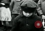 Standbild russische Kinder erhalten Münzen Erzengel Russland, 1918, aus Sekunde 53 historischem Filmmaterial Videoclip 65675029276
