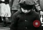 Standbild russische Kinder erhalten Münzen Erzengel Russland, 1918, aus Sekunde 54 historischem Filmmaterial Videoclip 65675029276