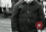 Standbild russische Kinder erhalten Münzen Erzengel Russland, 1918, aus Sekunde 55 historischem Filmmaterial Videoclip 65675029276