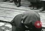 Standbild russische Kinder erhalten Münzen Erzengel Russland, 1918, aus Sekunde 56 historischem Filmmaterial Videoclip 65675029276