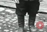 Standbild russische Kinder erhalten Münzen Erzengel Russland, 1918, aus Sekunde 57 historischem Filmmaterial Videoclip 65675029276