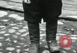 Standbild russische Kinder erhalten Münzen Erzengel Russland, 1918, aus Sekunde 58 historischem Filmmaterial Videoclip 65675029276
