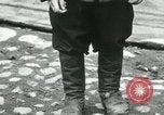 Standbild russische Kinder erhalten Münzen Erzengel Russland, 1918, aus Sekunde 59 historischem Filmmaterial Videoclip 65675029276