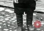 Standbild russische Kinder erhalten Münzen Erzengel Russland, 1918, aus Sekunde 60 historischem Filmmaterial Videoclip 65675029276
