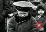 Standbild russische Kinder erhalten Münzen Erzengel Russland, 1918, aus Sekunde 61 historischem Filmmaterial Videoclip 65675029276