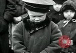 Standbild russische Kinder erhalten Münzen Erzengel Russland, 1918, aus Sekunde 62 historischem Filmmaterial Videoclip 65675029276