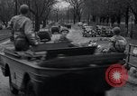 Standbild amphibious Jeeps United States USA, 1943, aus Sekunde 5 historischem Filmmaterial Videoclip 65675029285
