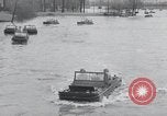 Standbild amphibious Jeeps United States USA, 1943, aus Sekunde 14 historischem Filmmaterial Videoclip 65675029285