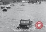 Standbild amphibious Jeeps United States USA, 1943, aus Sekunde 15 historischem Filmmaterial Videoclip 65675029285